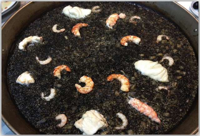 Arroz negro en paella con tinta de calamar - Loleta