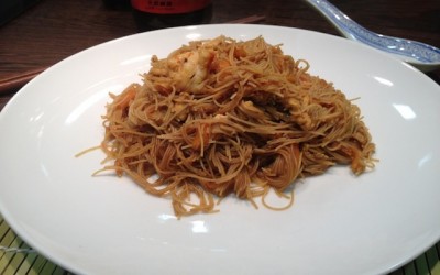 Wok noodles with shrimp and chicken with fried shallots