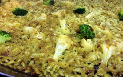 Arroz en paella con bacalao, coliflor y brócoli