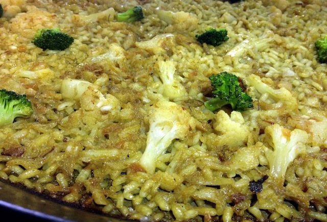 Arroz en paella con bacalao, coliflor y brócoli