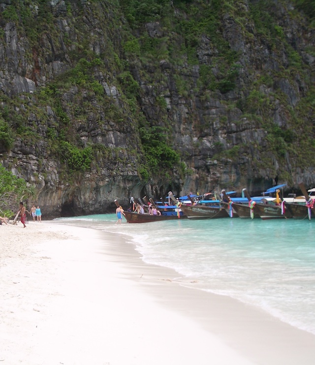 Beaches that breathtaking. Phi-Phi and Isla Roatán Islands