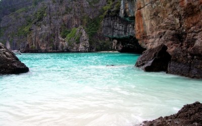 Beaches that breathtaking. Phi-Phi and Isla Roatán Islands