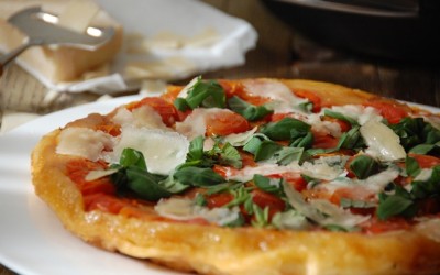 Tarta tatin con tomates cherry, albahaca y parmesano