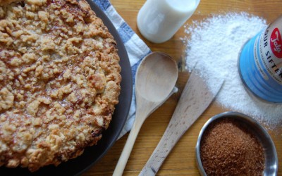 Tarta de ruibarbos con crumble de avena