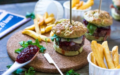 Hamburguesas de scamorza con pan de albahaca