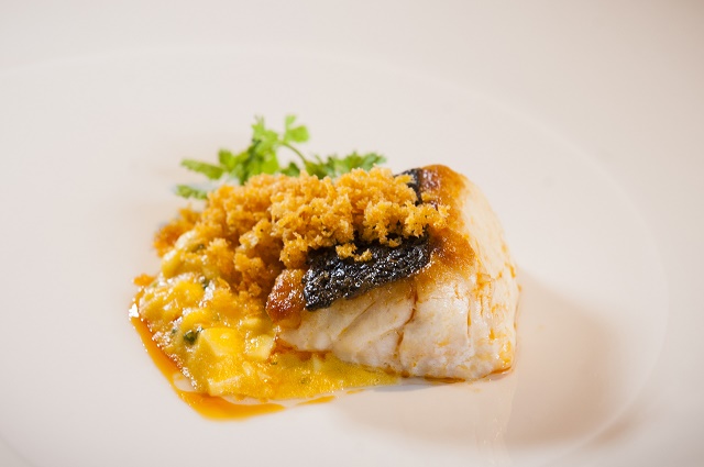 Sea bass eggs fried breadcrumbs and oil paprika 640