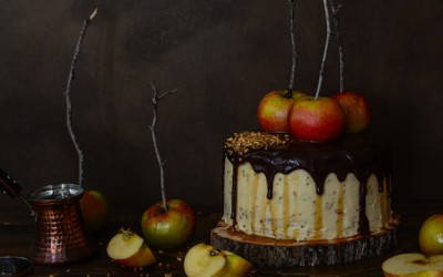 Tarta de chocolate y manzanas con salsa de caramelo. Happy Halloween!