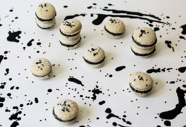 Les meilleurs macarons. Noix de coco avec la crème de sésame noir