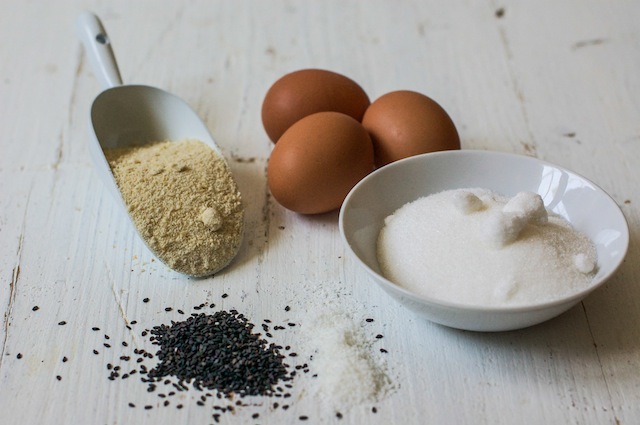 Les meilleurs macarons. Noix de coco avec la crème de sésame noir