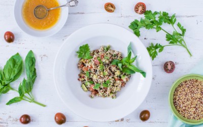 Ensalada de quinoa. Verduras con aliño de naranja