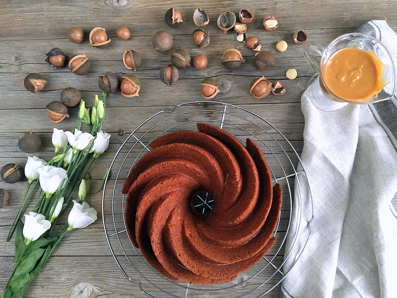Bundt cake de plátano y nueces de macadamia con dulce de leche