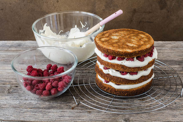 Cake with raspberries 4 (1 of 1) poppy seeds