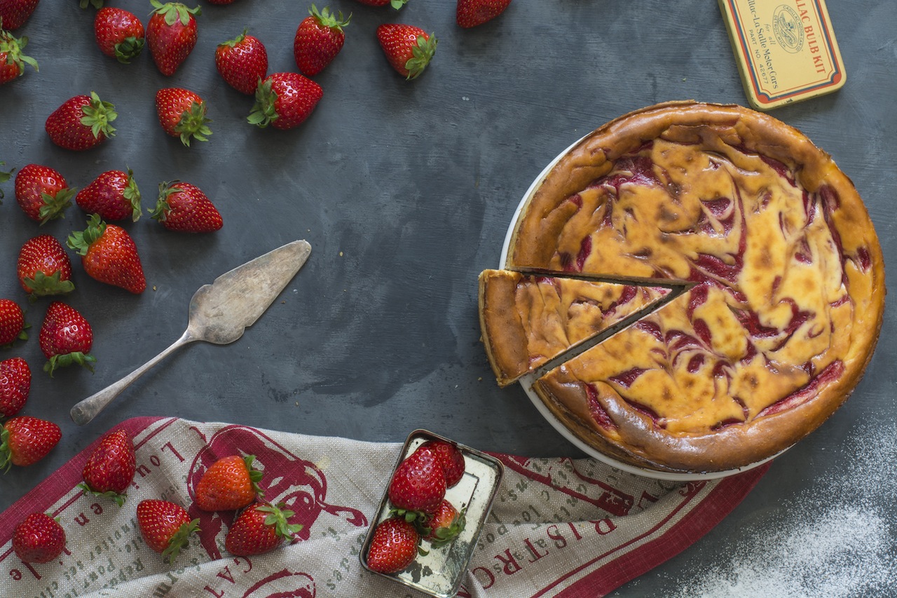 Cheesecake con fresas. El sabor de tres quesos