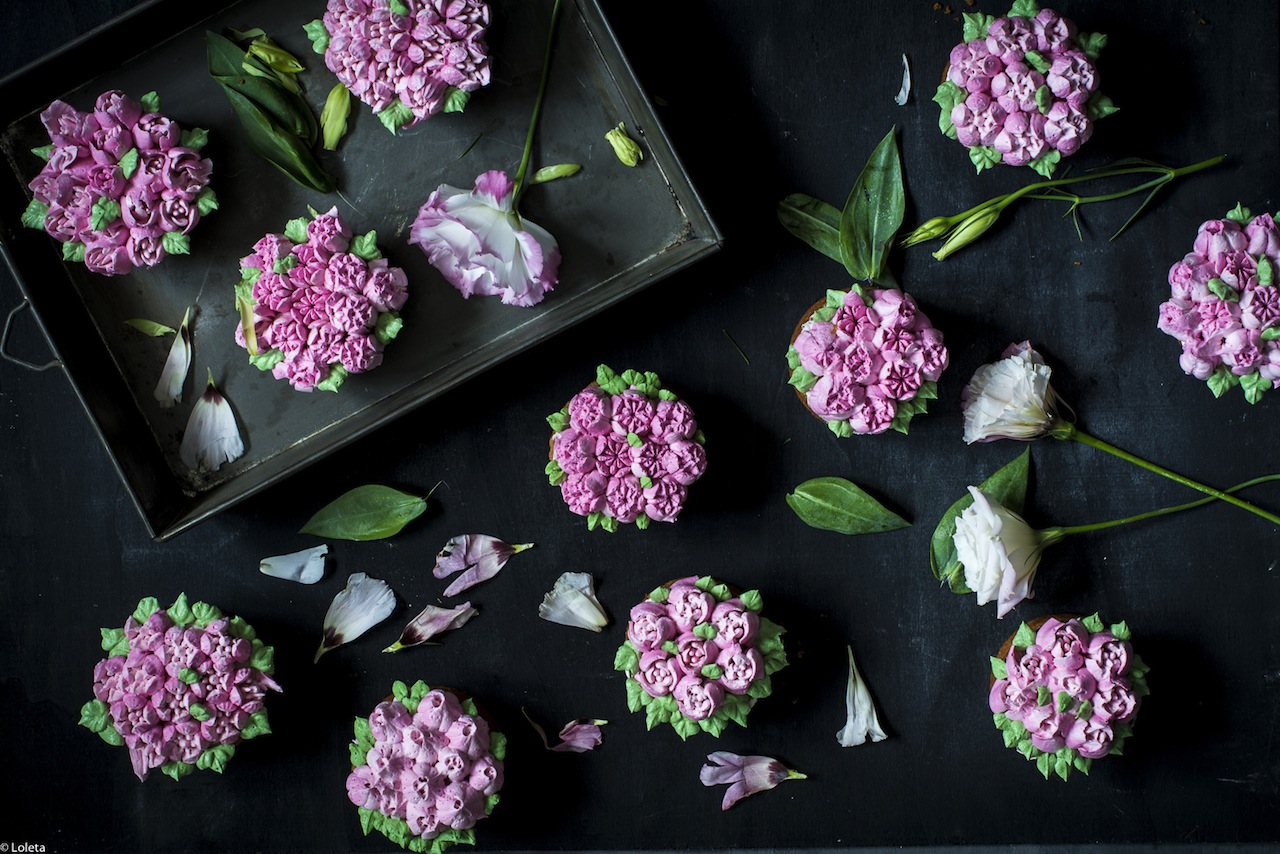 Bizcochos Victoria con crema de limón y hacer flores con manga