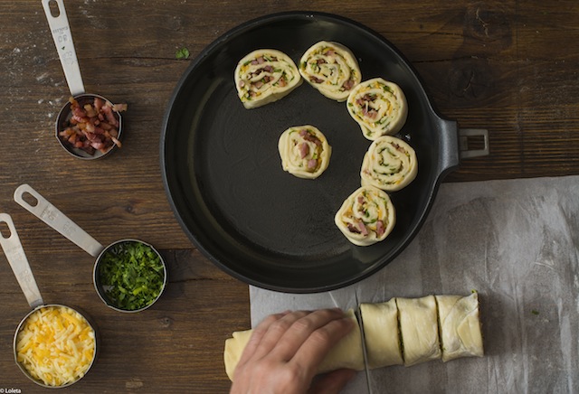Pizza rolled with bacon, cheese, garlic and parsley. Pizza rolls 6