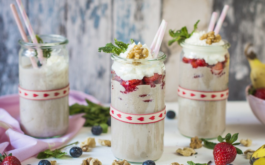 Smoothie nuts with vanilla, fruit and oatmeal. Vitaminate and mineralize yourself!