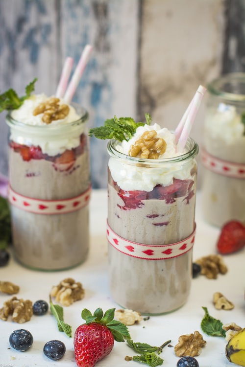 Smoothie nuts with vanilla, fruit and oatmeal 2