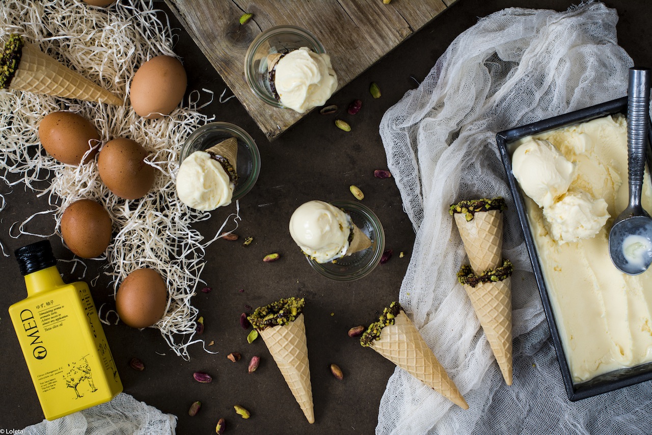 Helado de aceite de oliva con yuzu y barquillos de chocolate