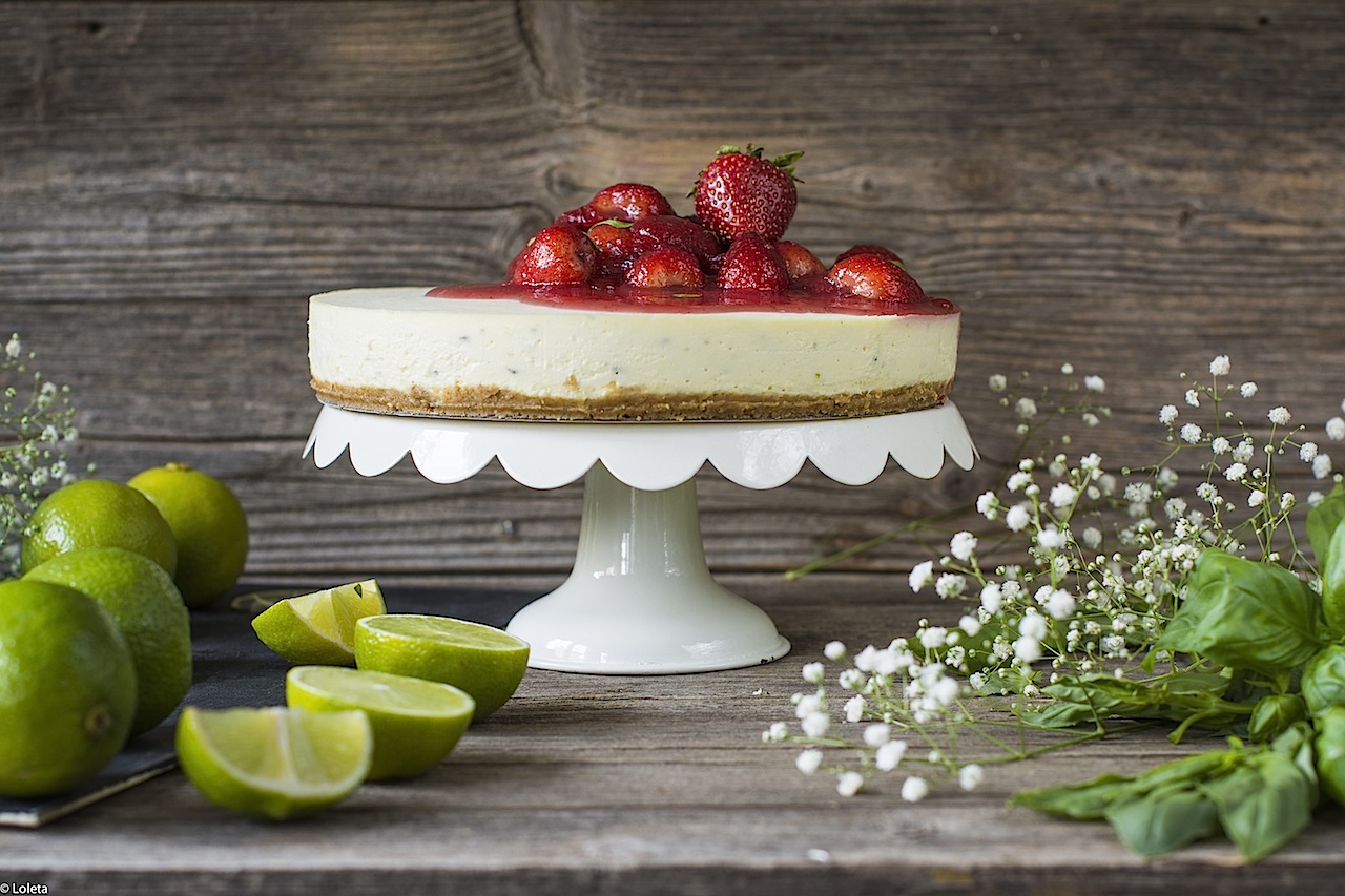 Tarta de queso sin horno a la albahaca con lima y fresas