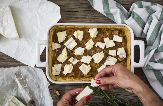 Salty cake of figs with cheese and caramelized onions 3