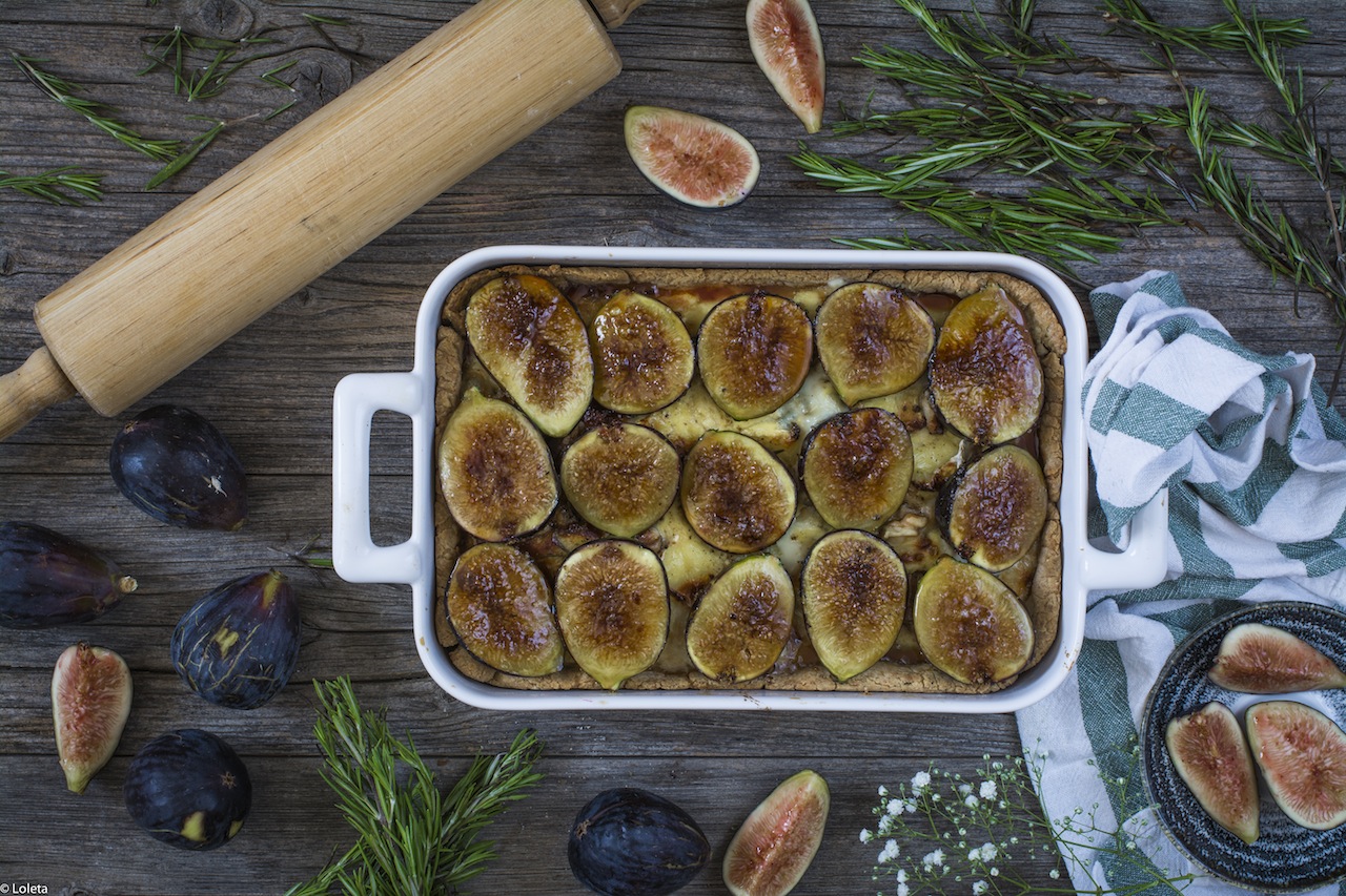 Salty cake of figs with cheese and caramelized onions