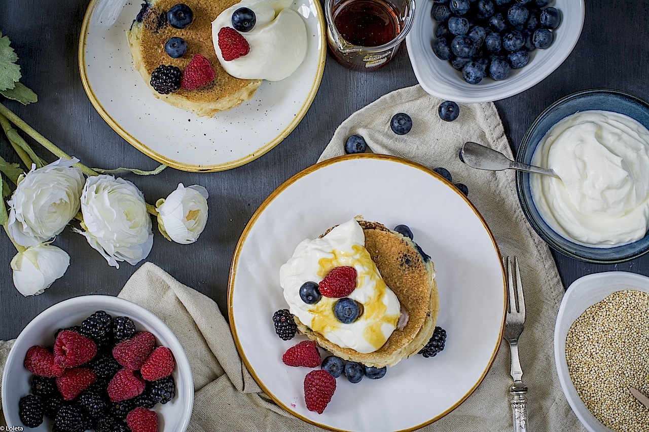 Quinoa with coconut and red fruits 4 pancakes