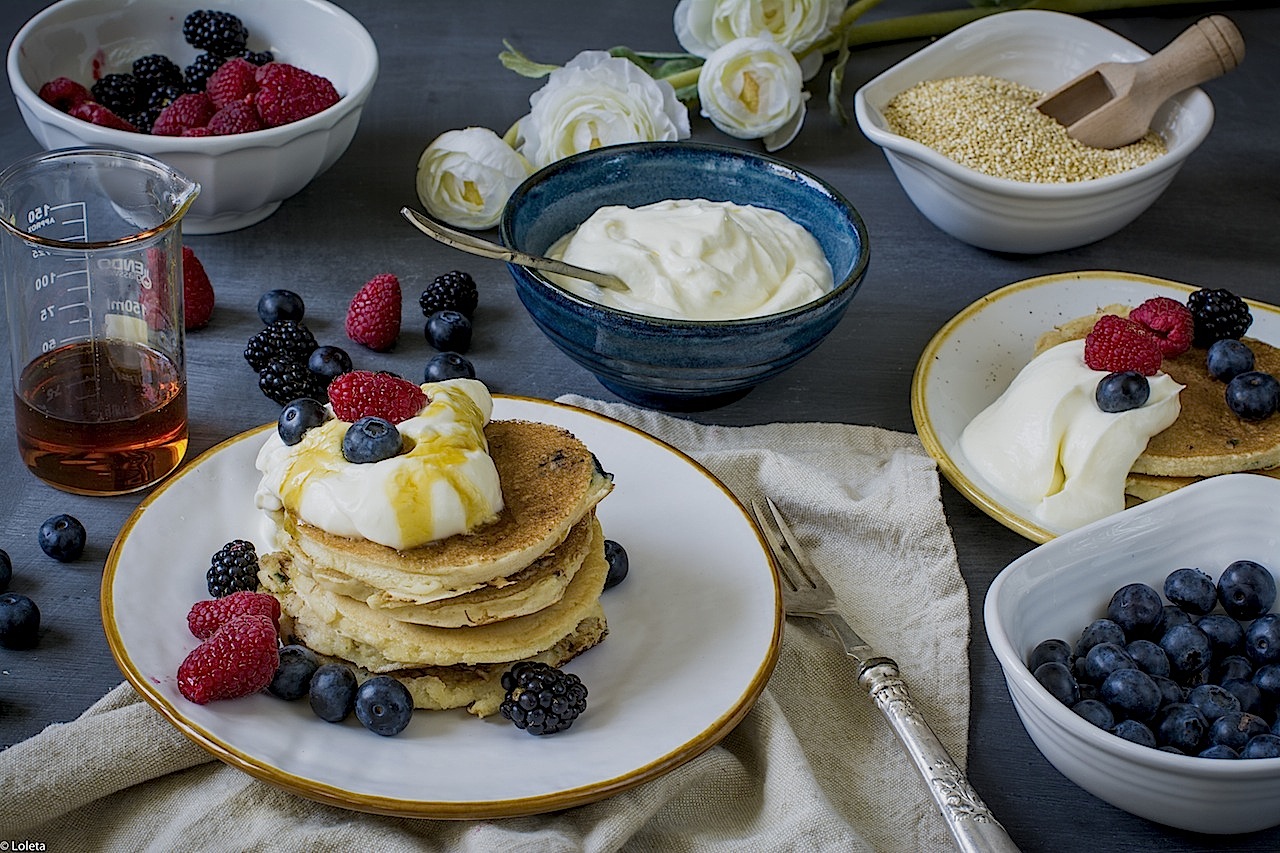 Tortitas de quinoa con coco y frutos rojos