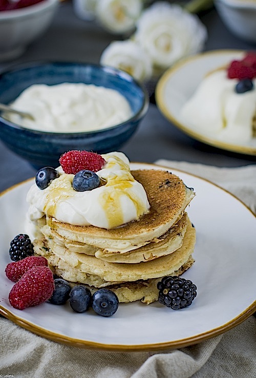 Quinoa with coconut and red fruits 7 pancakes