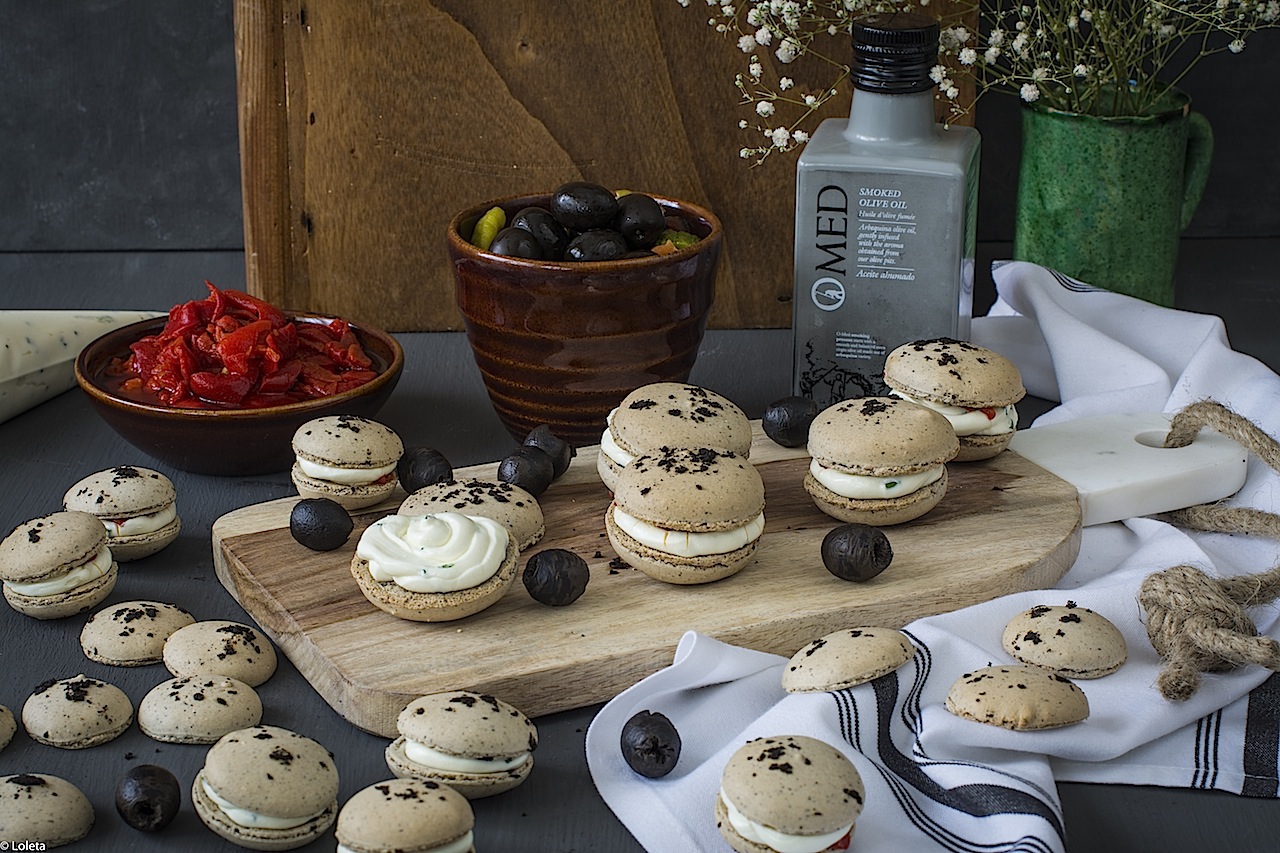Macarons de aceitunas negras con aceite de oliva ahumado y crema de queso