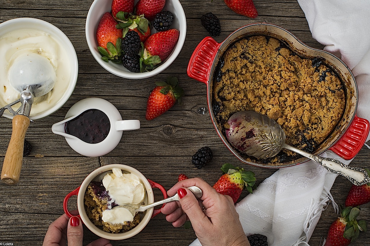 Crumble de frutos rojos. Postre fácil para todos los días