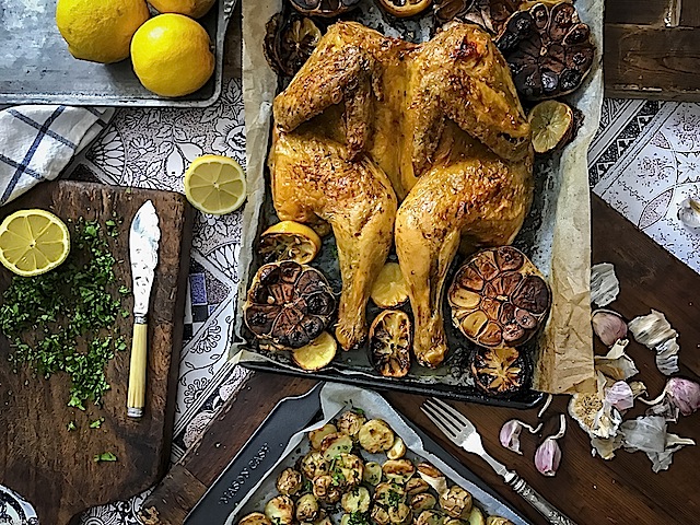 Pollo al horno con patatas pollo asado en forma de mariposa Pollo al horno con patatas pollo asado en forma de mariposa
