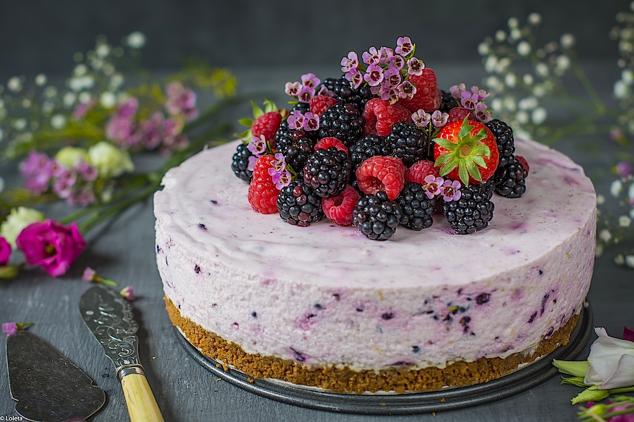 Blackberries and oven-free lemon cheesecake. Cheesecake without oven