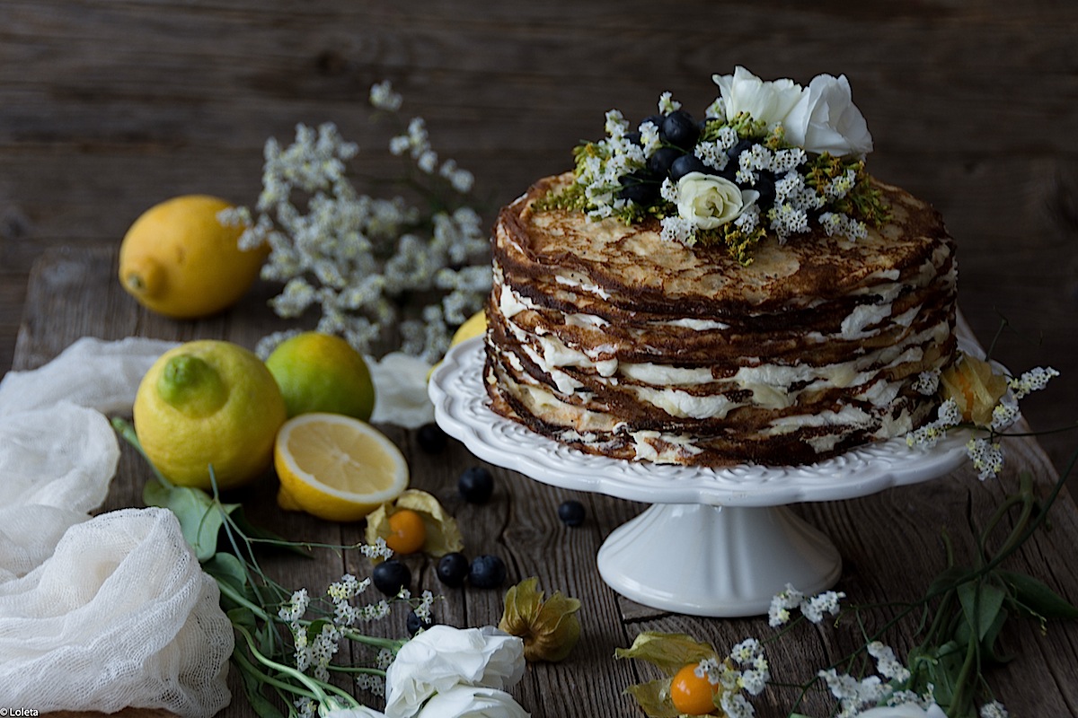 Tarta fácil de crepes con semillas de amapola rellena de lemon curd casero y mascarpone