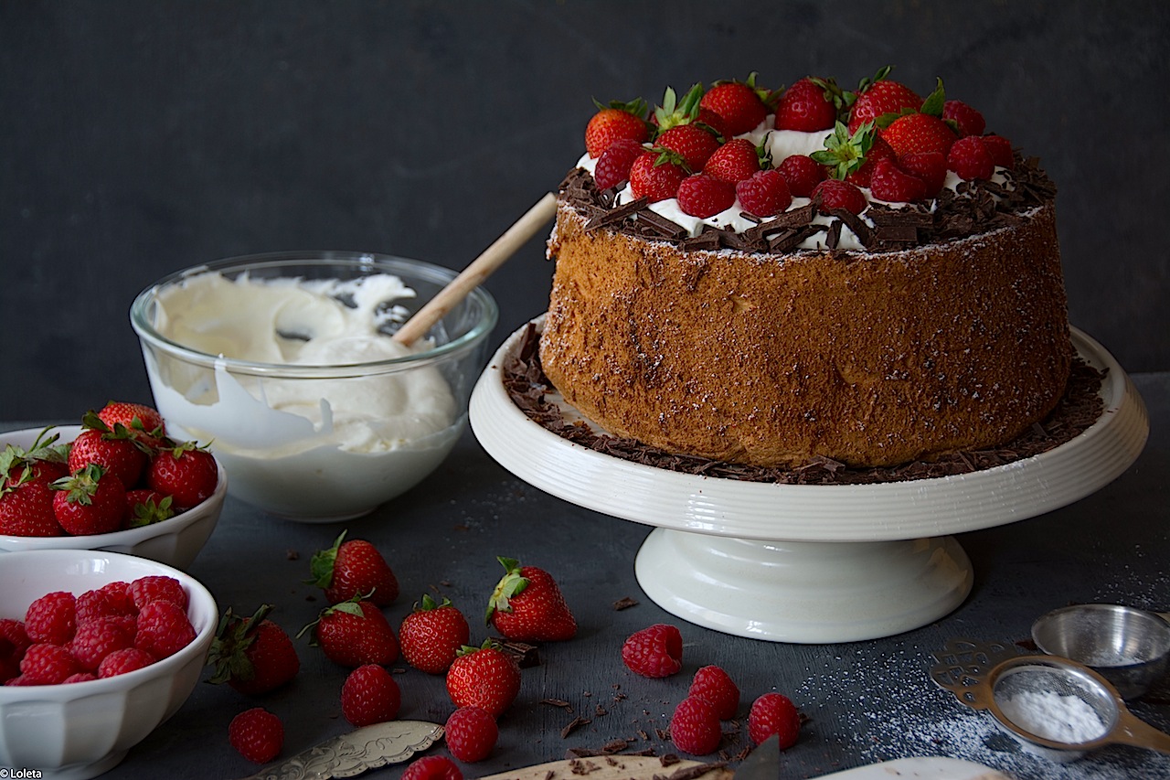 Angel food cake with vanilla, cream and berries