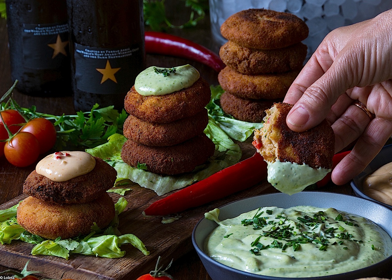 Crab cakes. Pasteles de cangrejo con salsas picantes de chile serrano y kimchi