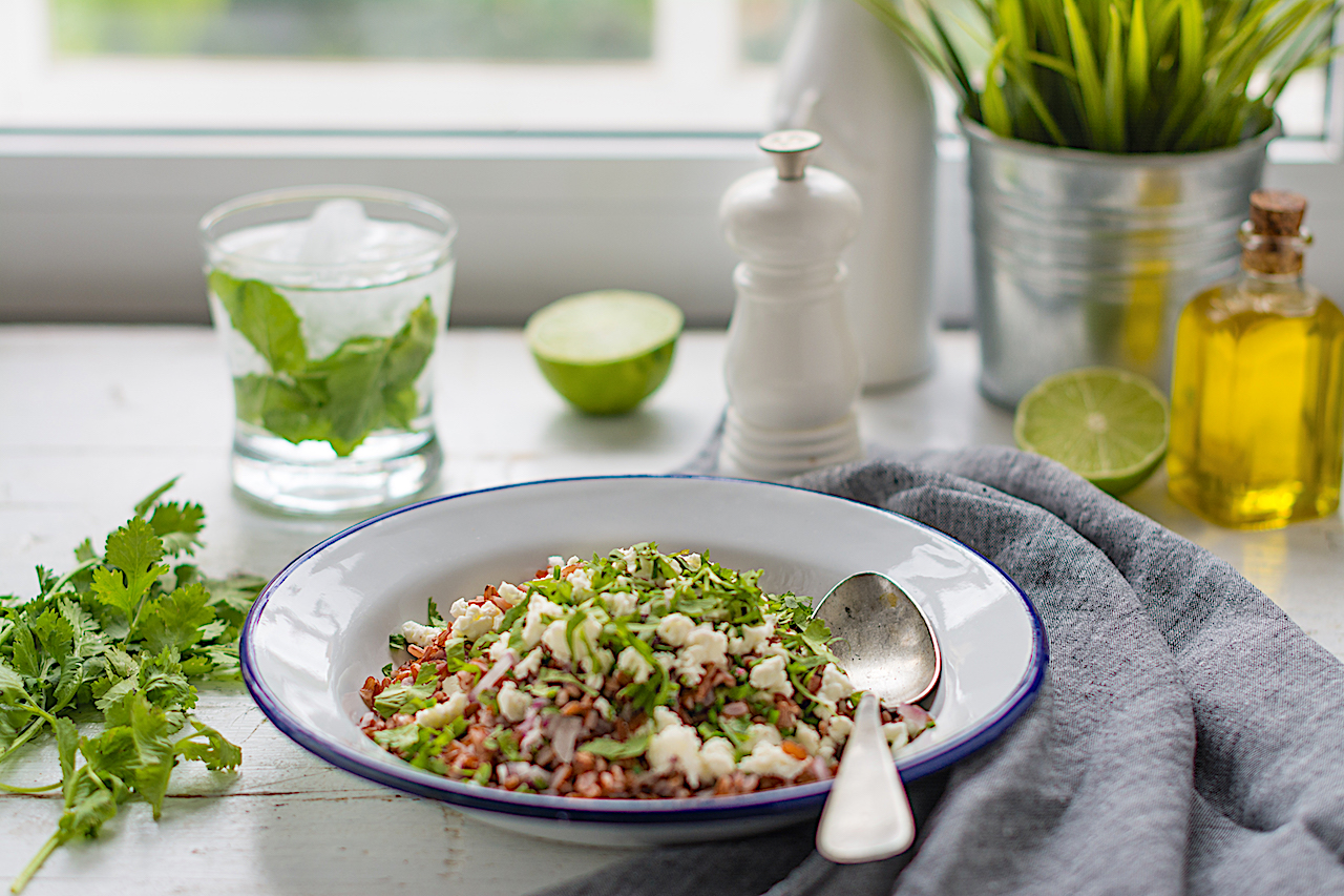 Ensalada de arroz rojo con hierbas frescas y queso feta