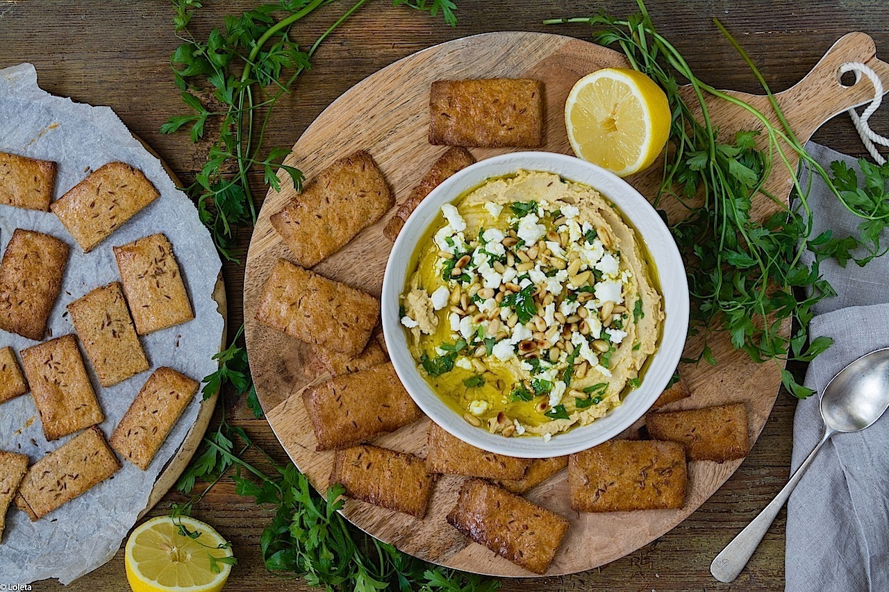Galletas saladas de centeno y avena y hummus con aceite con yuzu
