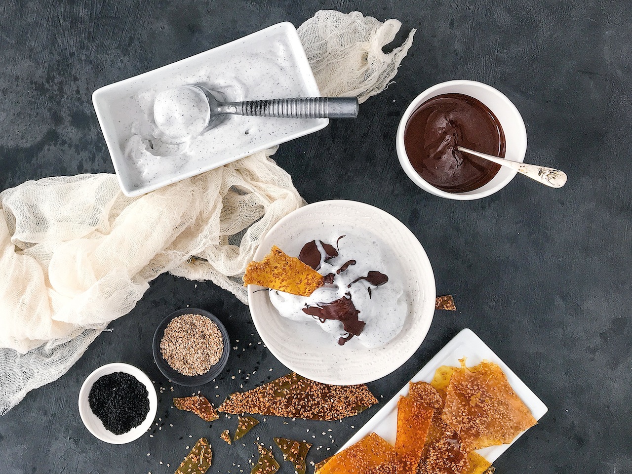 Helado de sésamo negro con crujiente de caramelo y salsa de chocolate
