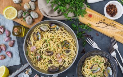 Pasta italiana. Espaguetis con almejas o Spaguetti alle vongole