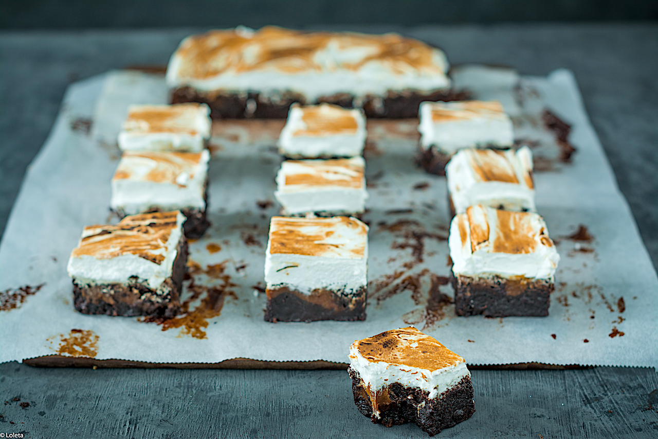 Brownie de cacao con caramelo salado y merengue suizo