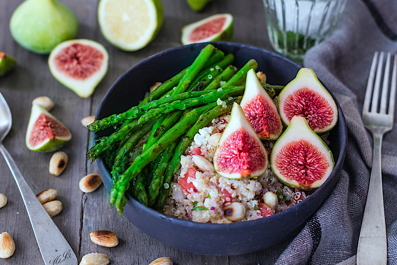 Receta fácil de ensalada de quinoa con higos y espárragos trigueros