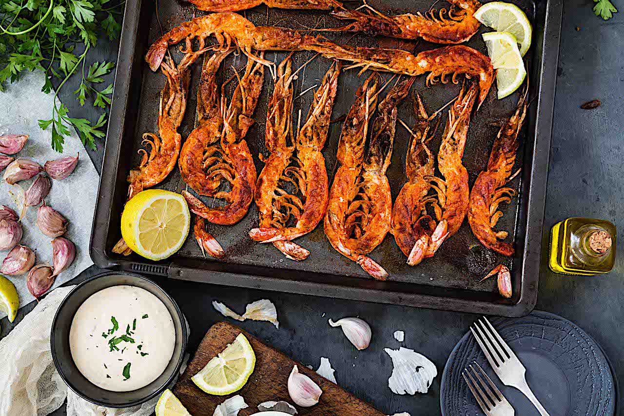 Receta exprés de gambones asados con pimentón y chile y el mejor alioli casero