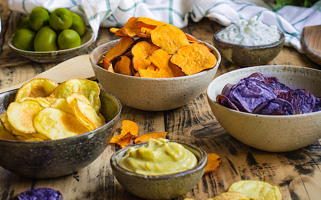 Healthy chips with two sauces. The appetizer that succeed at home