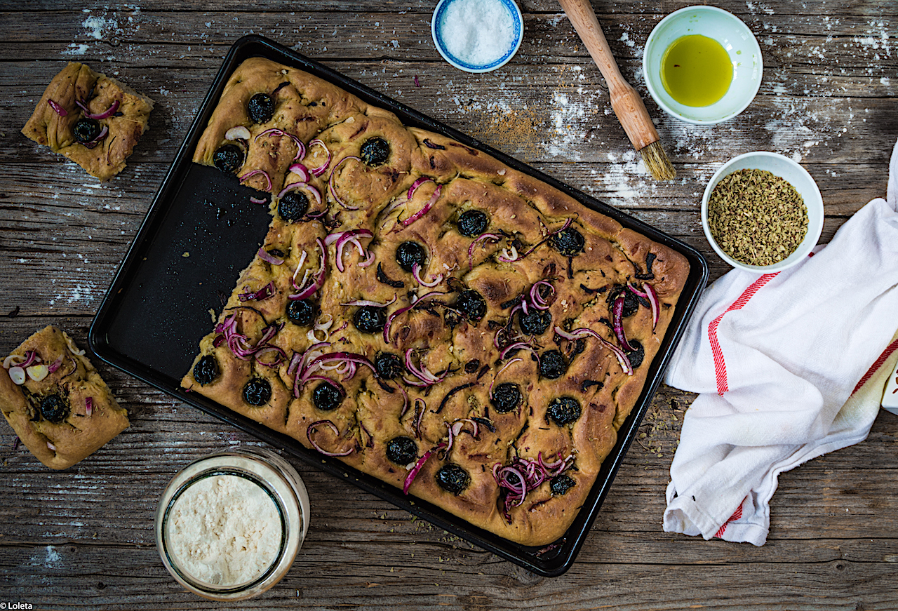 Focaccia de aceite de oliva con aceitunas negras y cebolla roja. Mis trucos de reposo y horneado