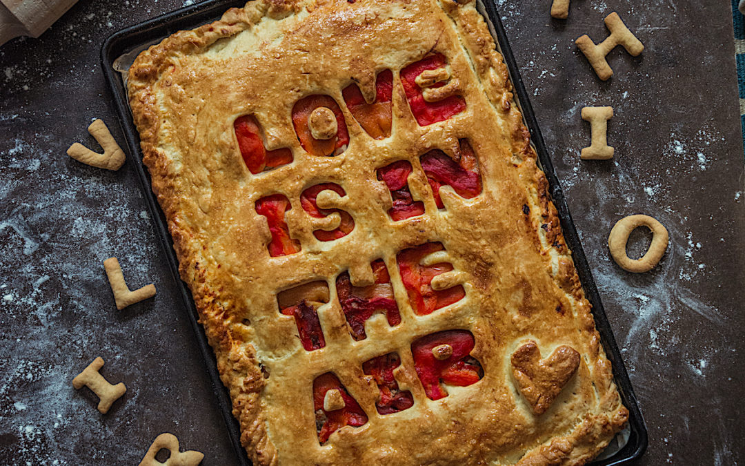 Empanada casera de pimientos asados al horno. Love is in the air