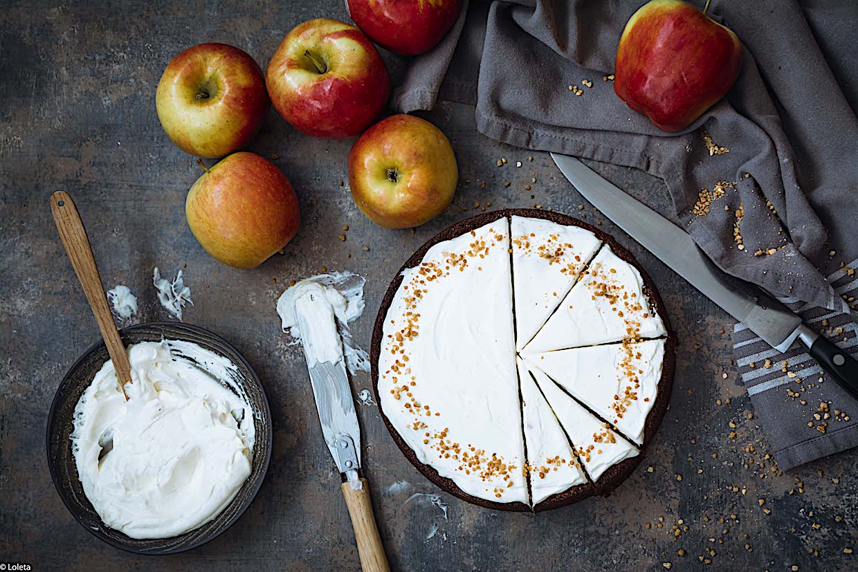 Pastel de compota de manzanas con glaseado de miel tostada