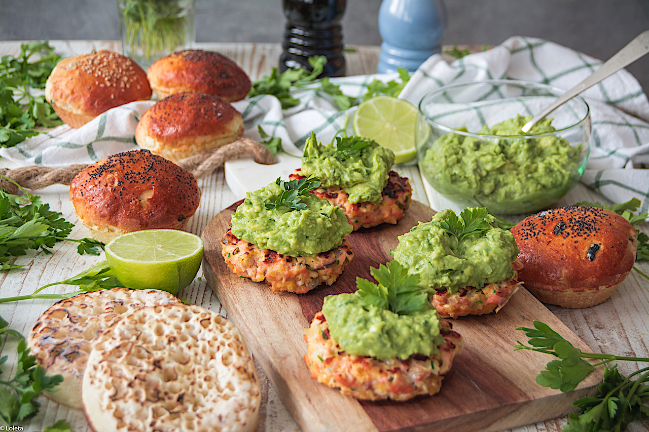 Hamburguesa de salmón con salsa de aguacate
