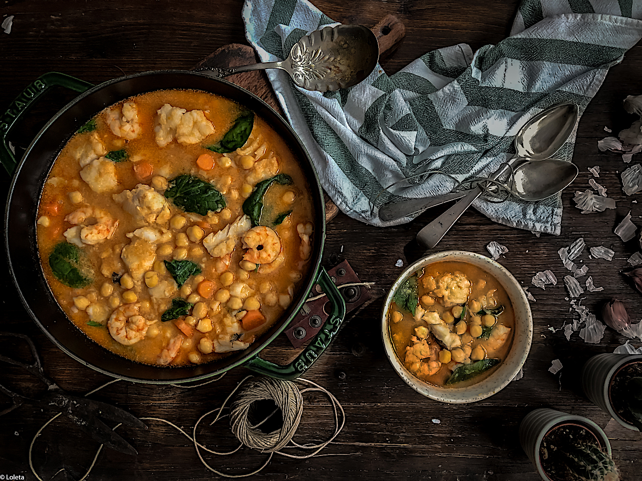 Potaje de cuaresma de garbanzos, bacalao, langostinos y espinacas