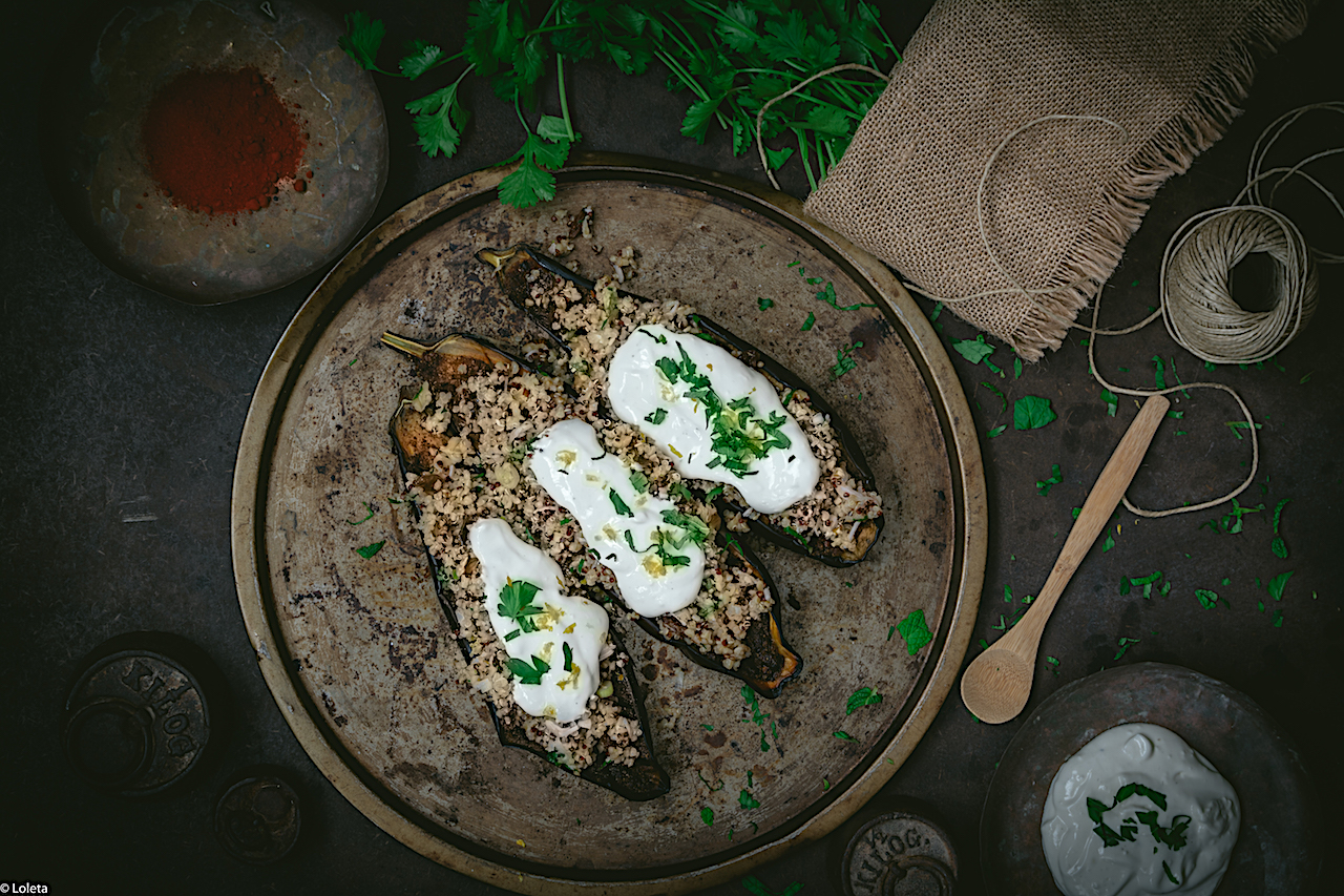 Berenjenas rellenas de quinoa y bulgur con chermoula y salsa de yogur
