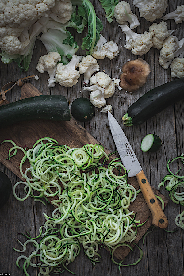 Calabacín en espiral vegetal crudo con espiralizador